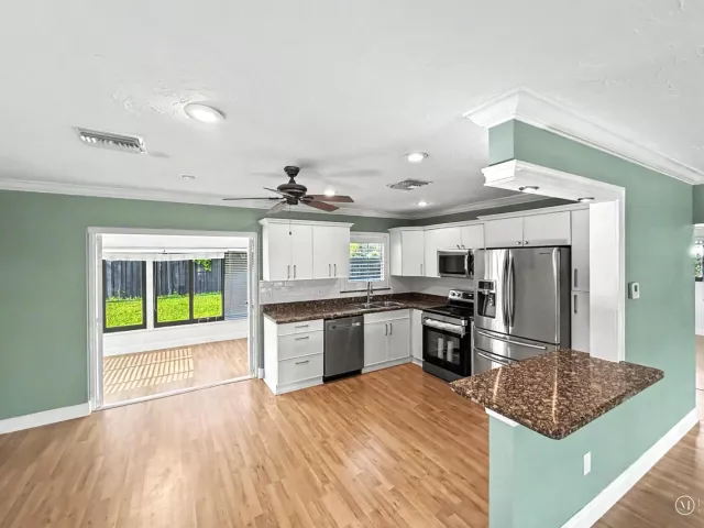 Продажа дома по адресу 150 SE 5th Court - фото 9357344