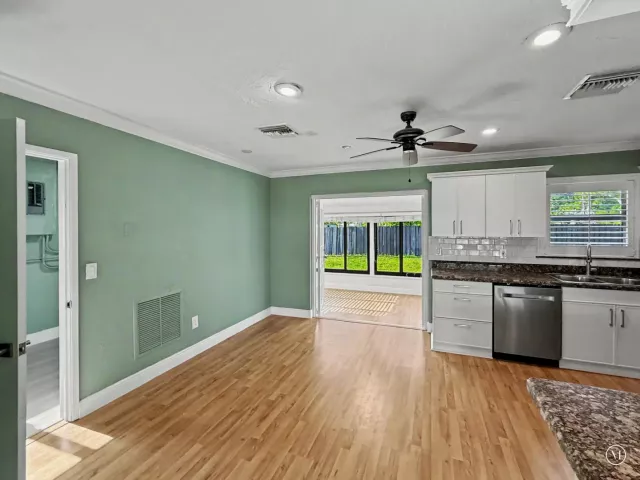 Продажа дома по адресу 150 SE 5th Court - фото 9357345