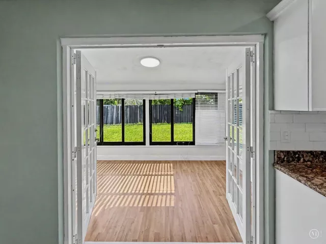 Продажа дома по адресу 150 SE 5th Court - фото 9357347