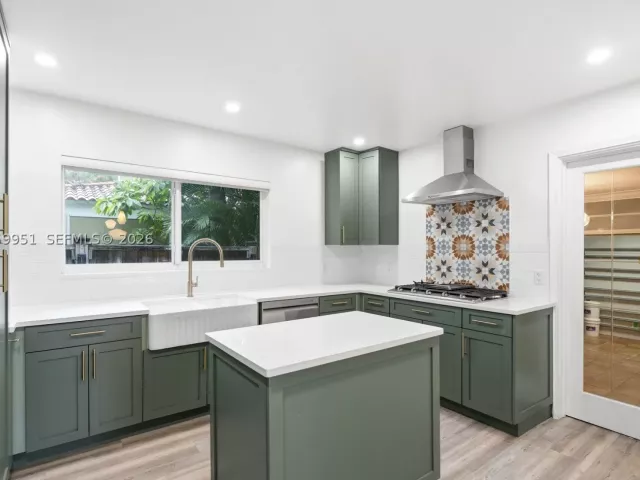 Продажа дома по адресу 110 N 16th Ave - фото 9203035