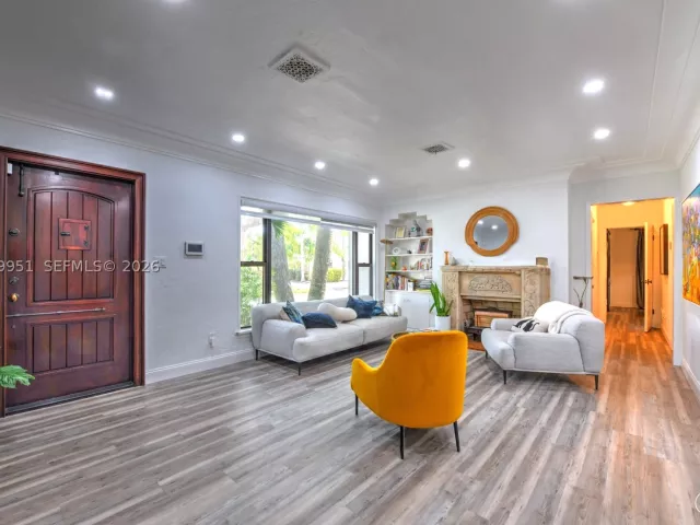 Продажа дома по адресу 110 N 16th Ave - фото 9203048