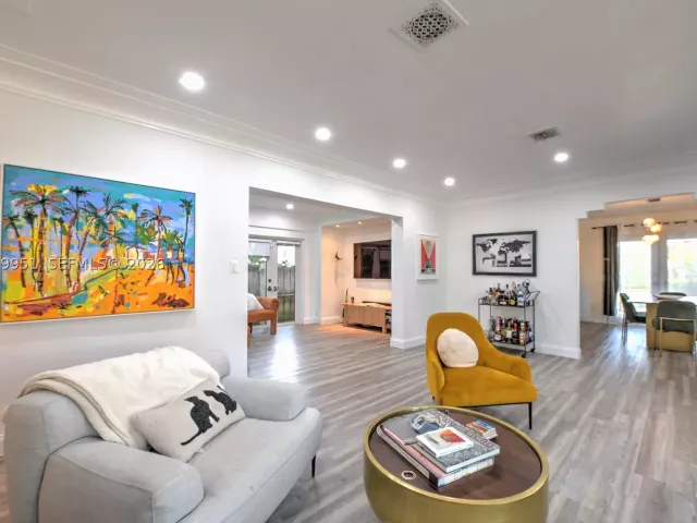 Продажа дома по адресу 110 N 16th Ave - фото 9203050