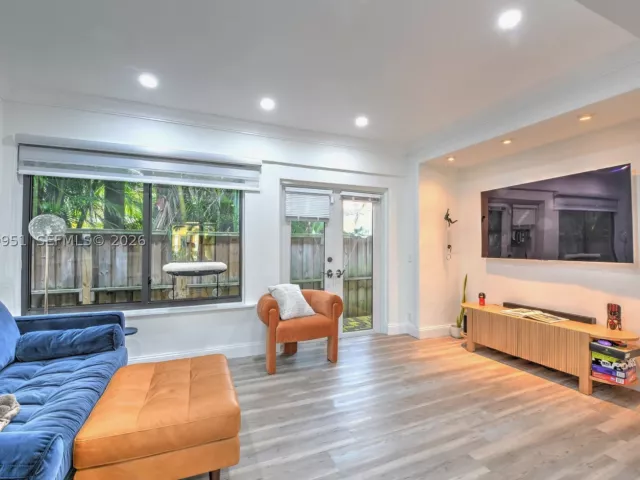 Продажа дома по адресу 110 N 16th Ave - фото 9203052