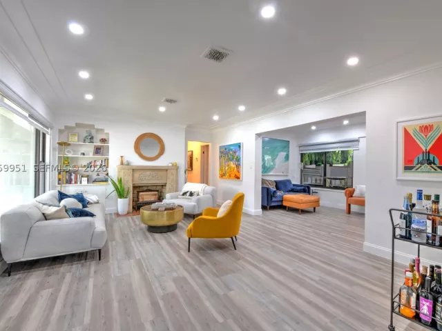 Продажа дома по адресу 110 N 16th Ave - фото 9203070