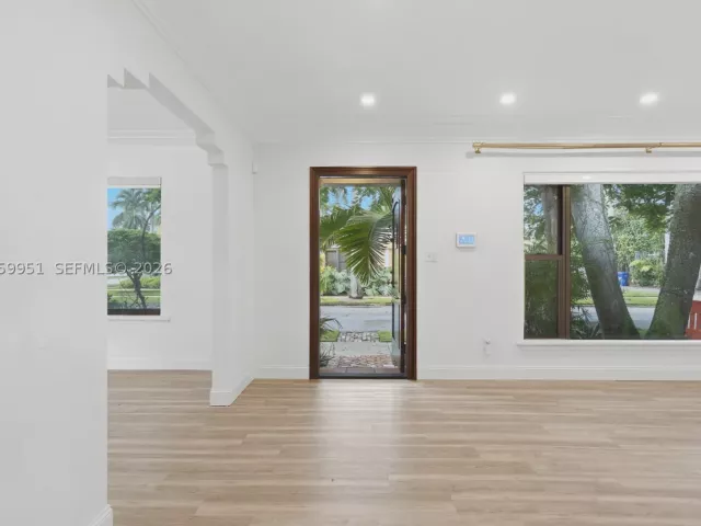 Продажа дома по адресу 110 N 16th Ave - фото 9203073