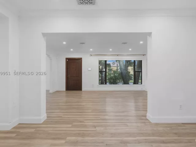 Продажа дома по адресу 110 N 16th Ave - фото 9203078