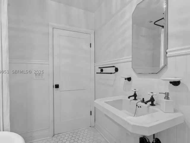 Продажа дома по адресу 110 N 16th Ave - фото 9203080