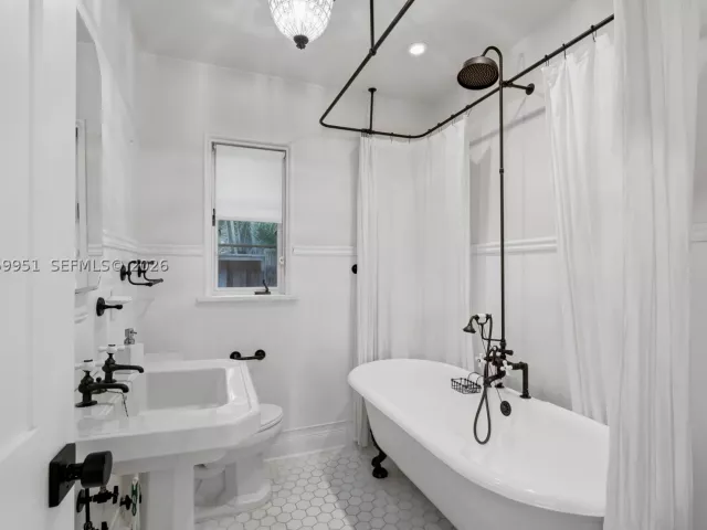 Продажа дома по адресу 110 N 16th Ave - фото 9203081