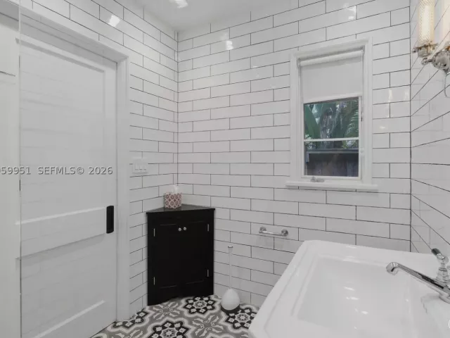 Продажа дома по адресу 110 N 16th Ave - фото 9203083