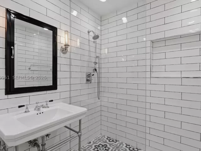 Продажа дома по адресу 110 N 16th Ave - фото 9203132