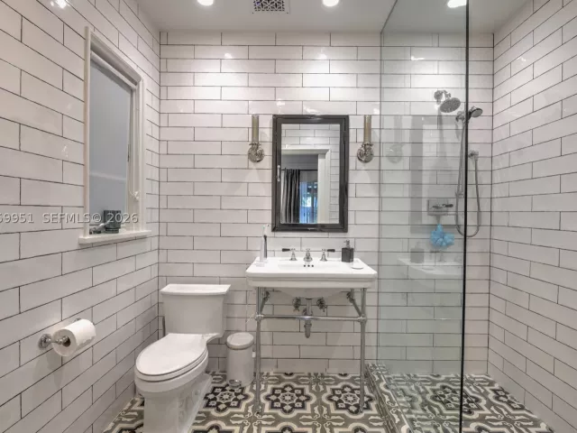 Продажа дома по адресу 110 N 16th Ave - фото 9203134