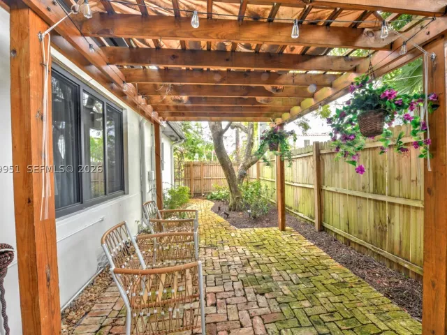 Продажа дома по адресу 110 N 16th Ave - фото 9203136