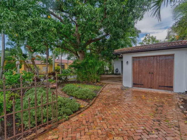 Продажа дома по адресу 110 N 16th Ave - фото 9203158