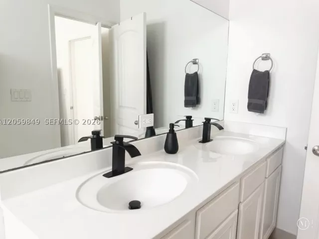 Продажа дома по адресу 1091 NW 33rd Ct - фото 8934820