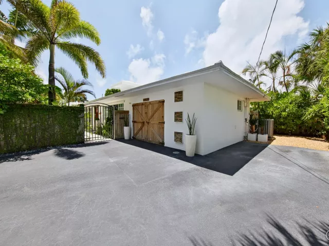 Продажа дома по адресу 1929 S Ocean Drive - фото 8920032