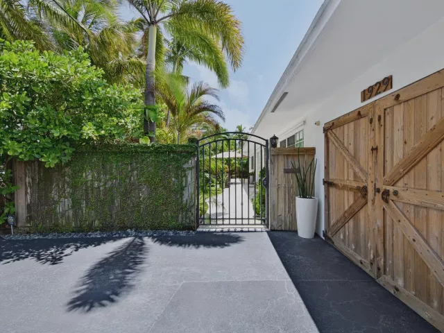 Продажа дома по адресу 1929 S Ocean Drive - фото 8920033