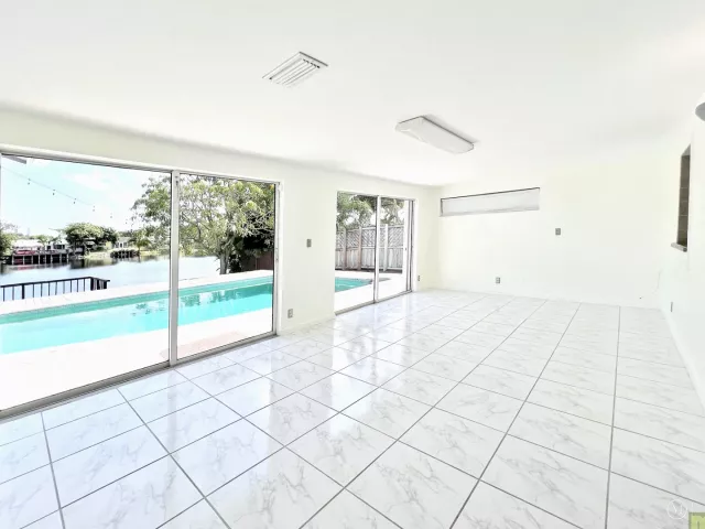 Продажа дома по адресу 3318 NW 68TH Court - фото 9357823