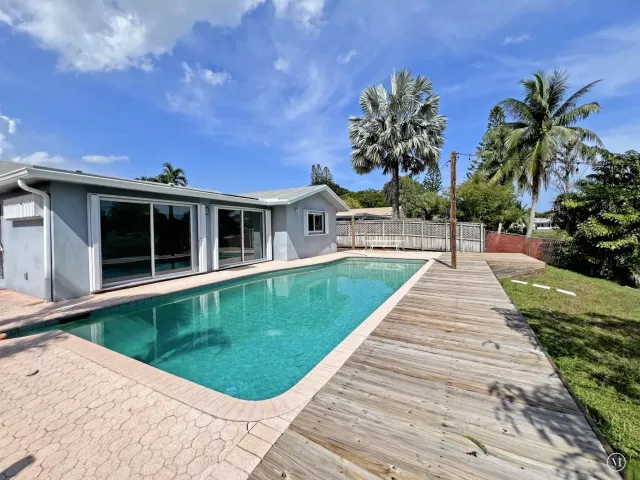 Продажа дома по адресу 3318 NW 68TH Court - фото 9357834