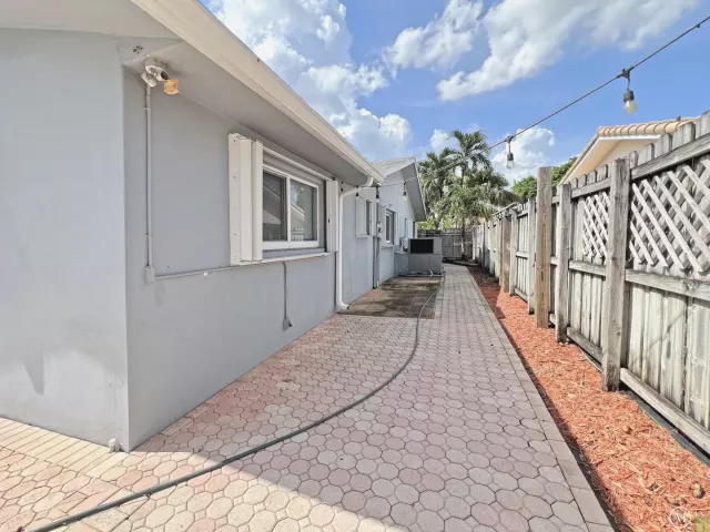 Продажа дома по адресу 3318 NW 68TH Court - фото 9357840