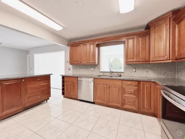 Продажа дома по адресу 3318 NW 68TH Court - фото 9357819