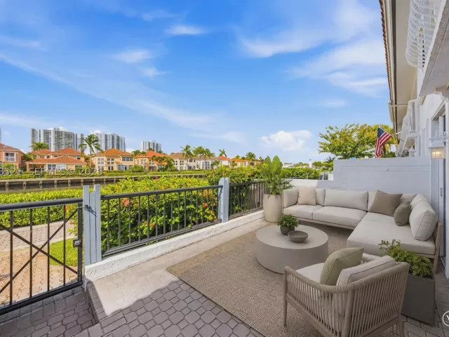 Продажа дома по адресу 3748 NE 209th Ter - фото 8934762