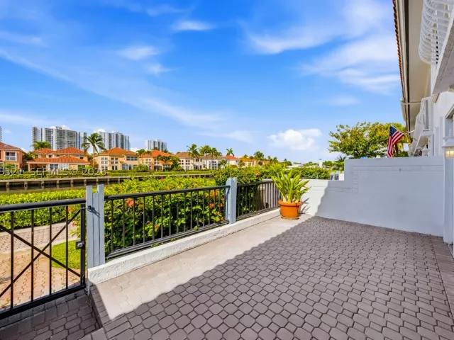 Продажа дома по адресу 3748 NE 209th Ter - фото 8934764