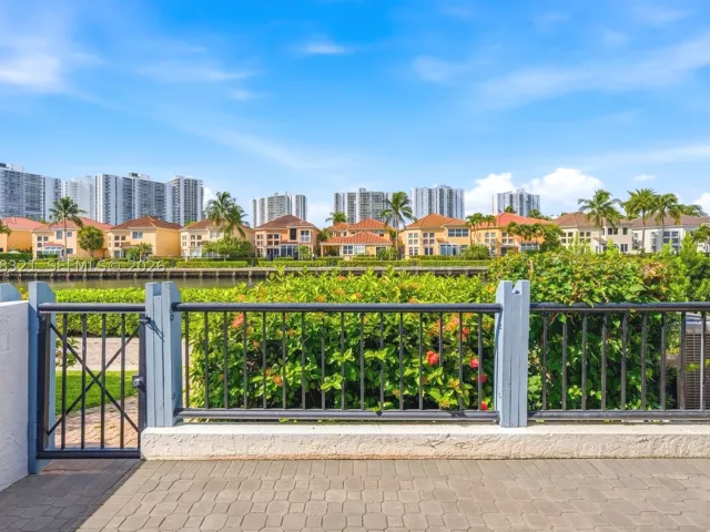 Продажа дома по адресу 3748 NE 209th Ter - фото 8934765