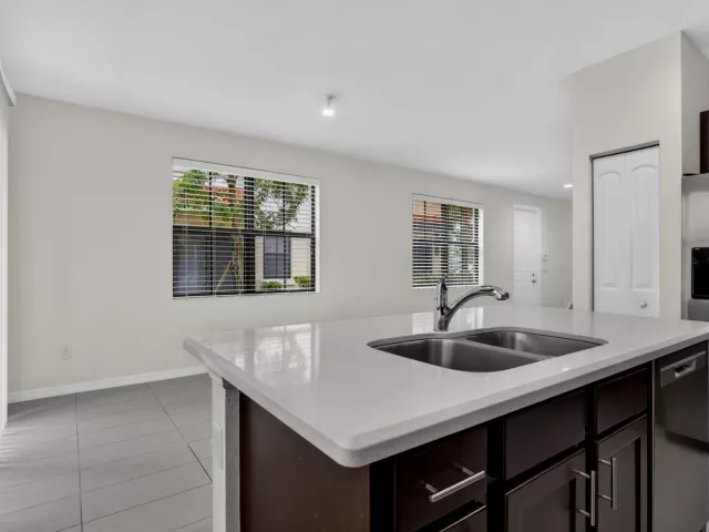 Продажа дома по адресу 1023 NW 33RD Court - фото 9357231