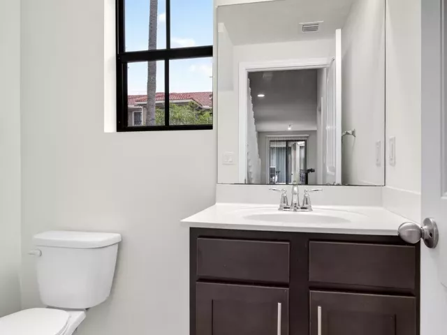 Продажа дома по адресу 1023 NW 33RD Court - фото 9357235