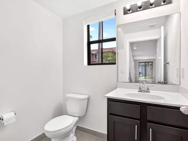 Продажа дома по адресу 1023 NW 33RD Court - фото 9357236