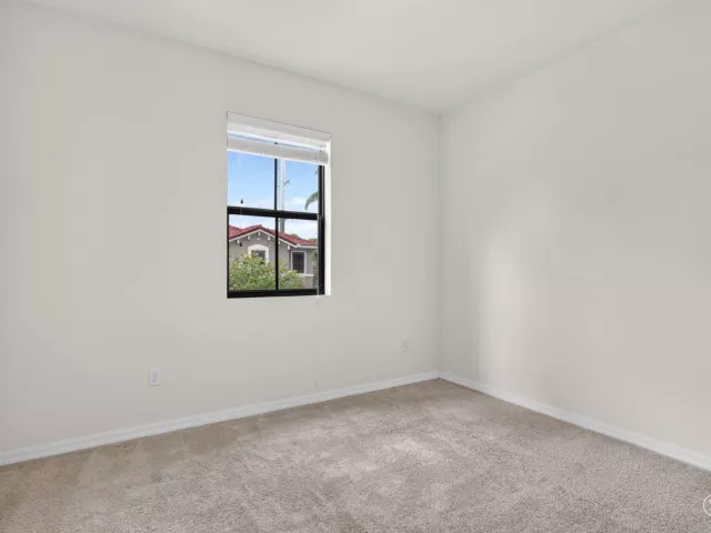 Продажа дома по адресу 1023 NW 33RD Court - фото 9357237