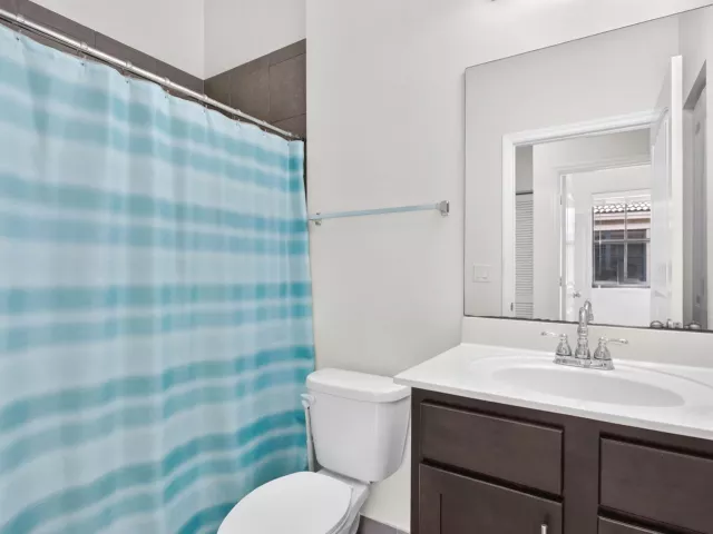 Продажа дома по адресу 1023 NW 33RD Court - фото 9357240