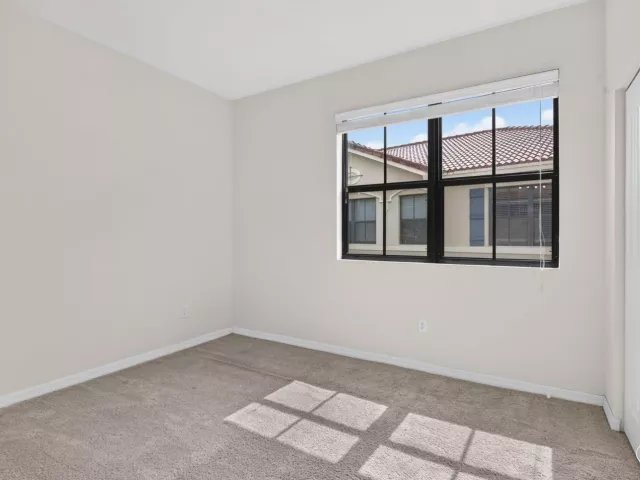 Продажа дома по адресу 1023 NW 33RD Court - фото 9357242