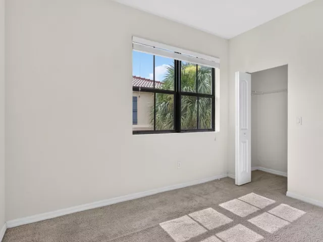 Продажа дома по адресу 1023 NW 33RD Court - фото 9357244