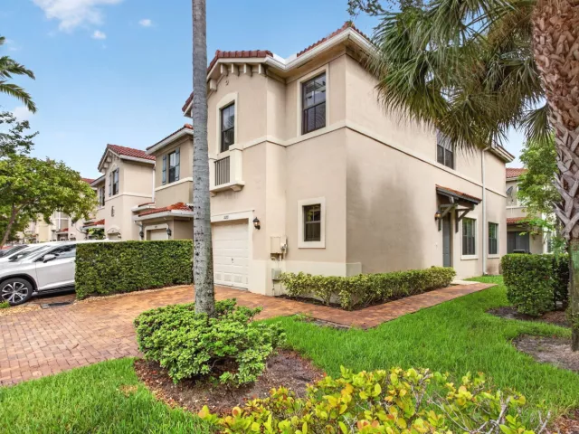 Продажа дома по адресу 1023 NW 33RD Court - фото 9357223
