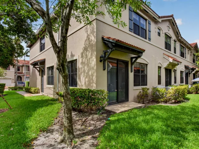Продажа дома по адресу 1023 NW 33RD Court - фото 9357224