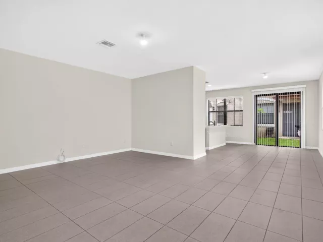Продажа дома по адресу 1023 NW 33RD Court - фото 9357225