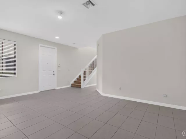 Продажа дома по адресу 1023 NW 33RD Court - фото 9357227