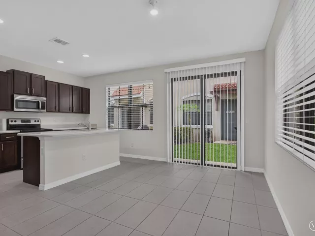 Продажа дома по адресу 1023 NW 33RD Court - фото 9357229