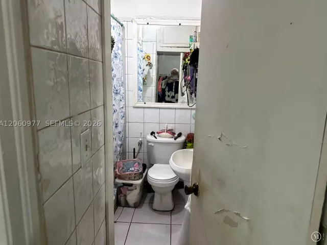 Продажа дома по адресу 3348 NW 9th Ave - фото 8937802