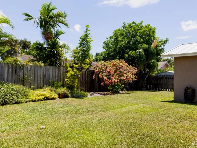 Продажа дома по адресу 2698 SW 14TH Court - фото 9180996