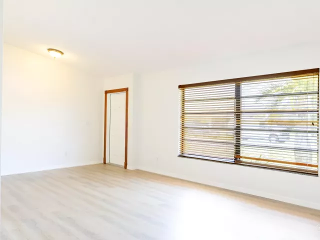 Продажа дома по адресу 2698 SW 14TH Court - фото 9180974