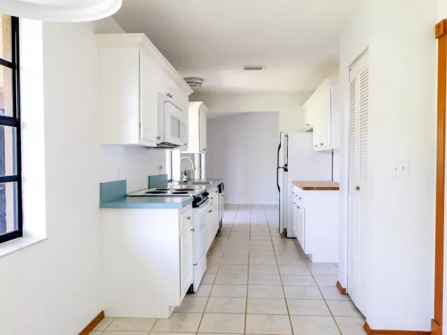Продажа дома по адресу 2698 SW 14TH Court - фото 9180979