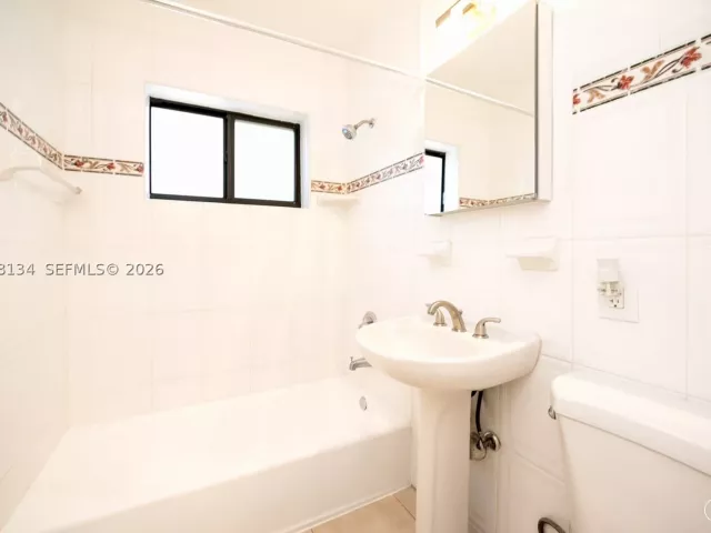 Продажа дома по адресу 2340 SW 16th St - фото 8959739