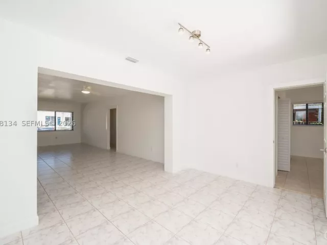 Продажа дома по адресу 2340 SW 16th St - фото 8959726