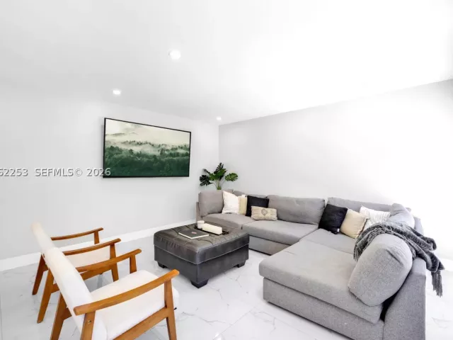Продажа дома по адресу 9650 SW 9th Ct - фото 8947339