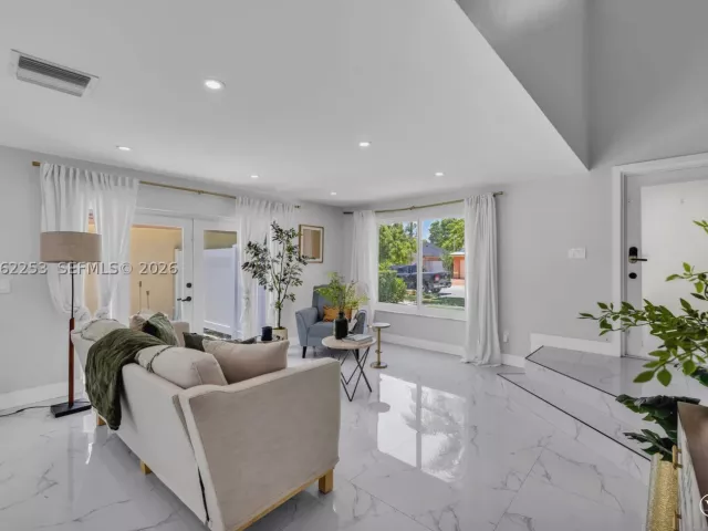 Продажа дома по адресу 9650 SW 9th Ct - фото 8947348
