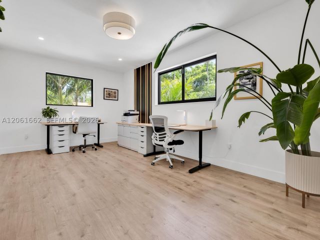 Продажа дома по адресу 11504 NE 6th Ave - фото 9136635