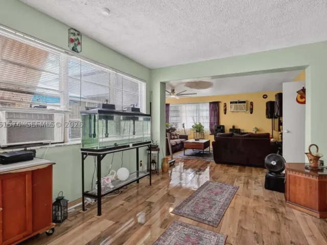 Продажа дома по адресу 6861 SW 1st Ct - фото 9087130