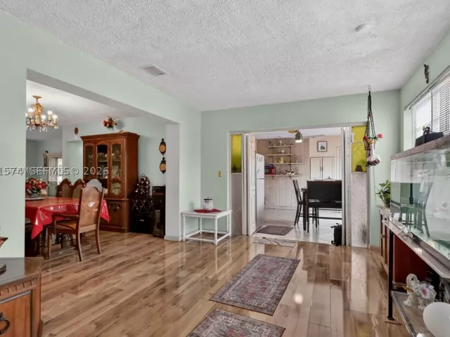 Продажа дома по адресу 6861 SW 1st Ct - фото 9087133